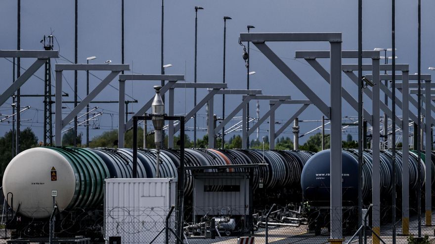 Imagen de archivo de tanques cisterna de petróleo en el aeropuerto de Leipzig/Halle en Schkeuditz, Alemania. EFE/EPA/FILIP SINGER