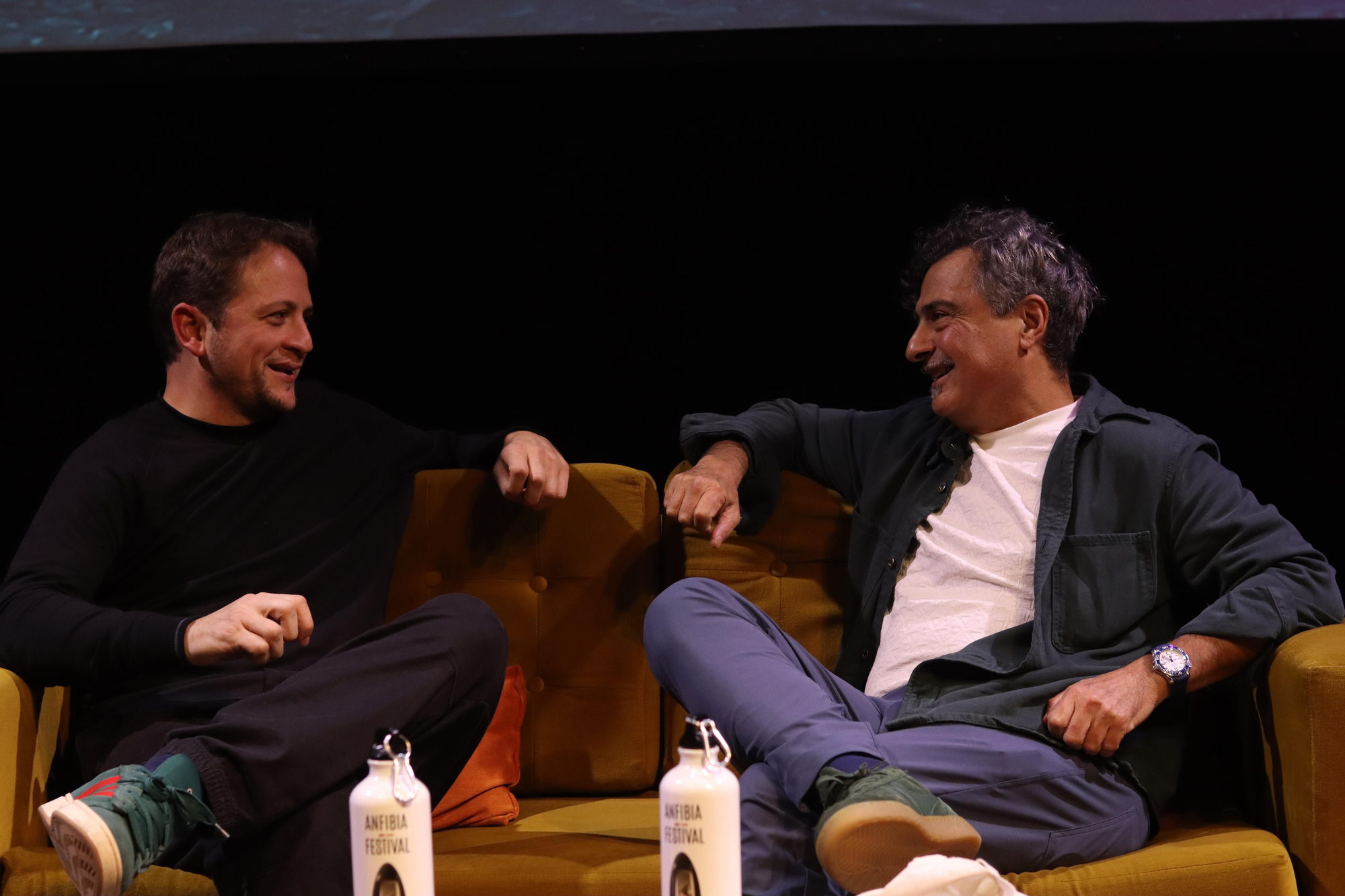 Tomás Perez Vizzon, director de Anfibia Podcast, junto a a Blas Briceño, CEO de Finnegans, en la grabación con público de un nuevo episodio de Todo es Fake.