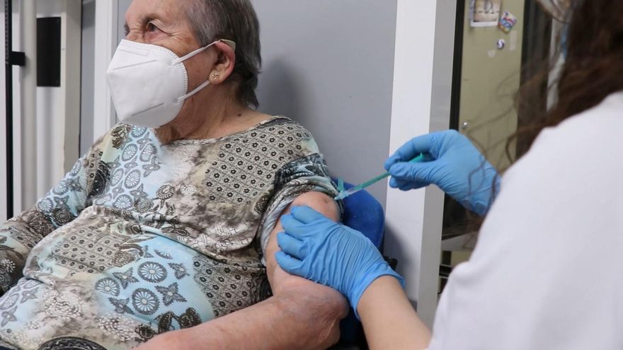 Una sanitaria vacuna a una mujer de más de 90 años en un centro de salud valenciano.