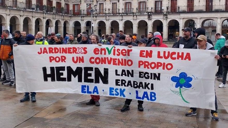 Enviser acepta una subida a los jardineros de Vitoria, que votarán este martes si acaban con más de medio año de huelga