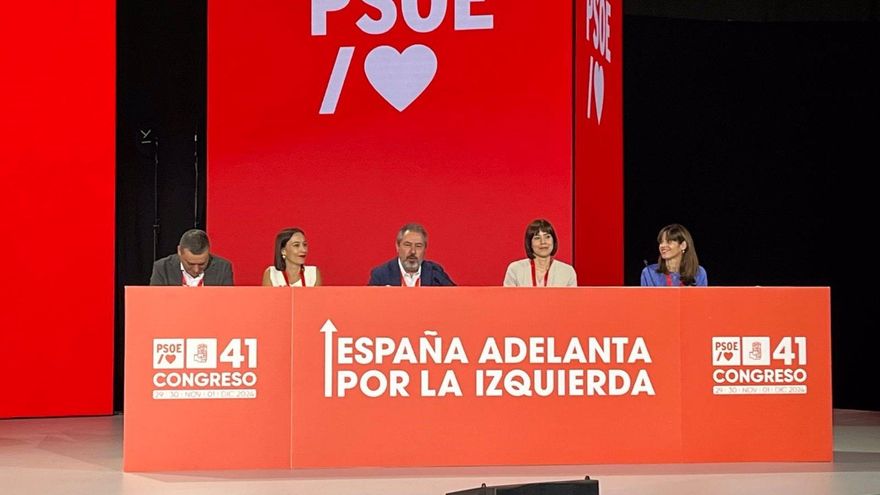 Nira Fierro, en la mesa de dirección del 41 Congreso Federal  del PSOE como secretaria de actas