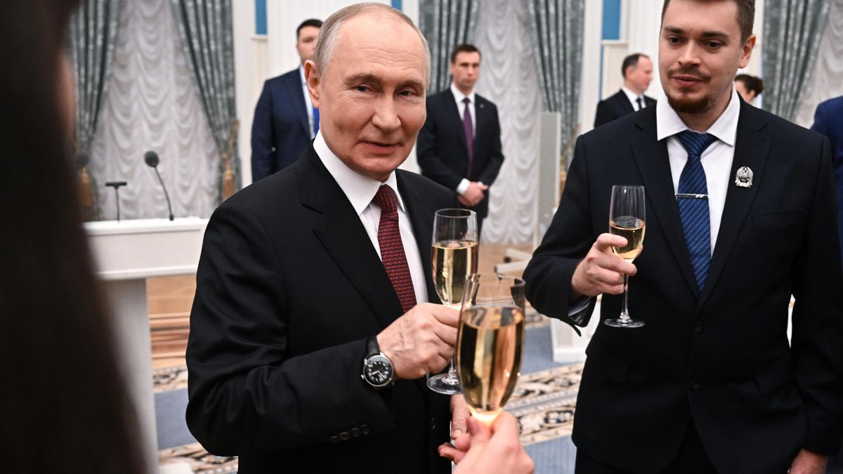 El líder ruso, Vladímir Putin, preside en Moscú una entrega de premios estatales de ciencia e innovación celebrada en el Kremlin.EFE/EPA/Kristina Solovieva/SPUTNIK