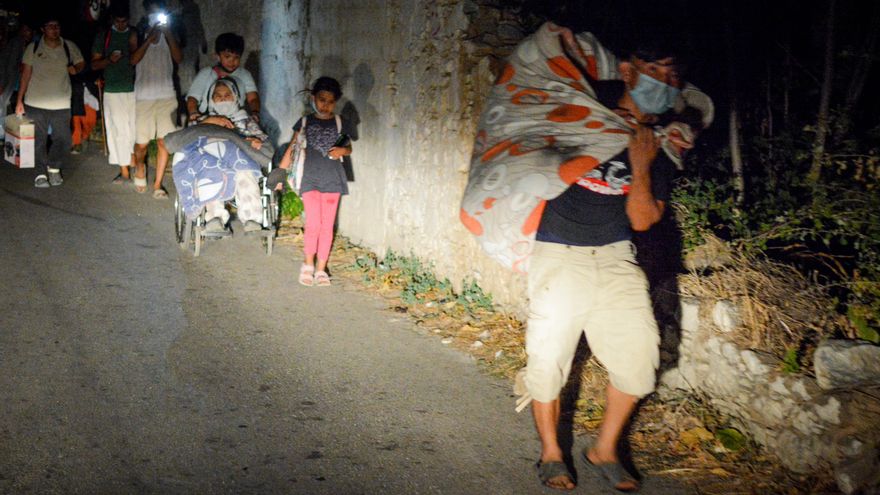Residentes en el campamento huyen de las llamas.