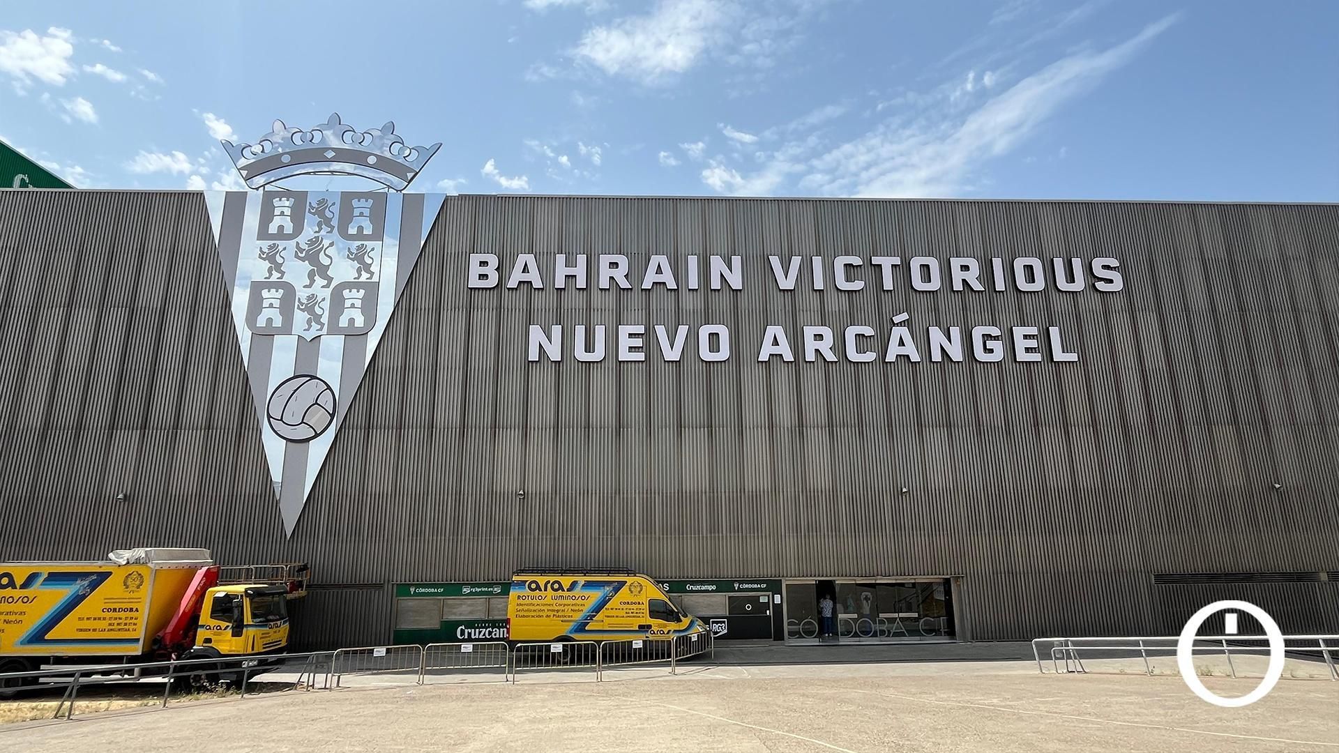 Escudo y luminoso completo en la fachada de El Arcángel