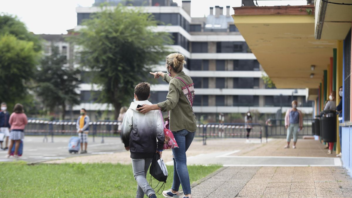 Una madre pasea con su hijo.