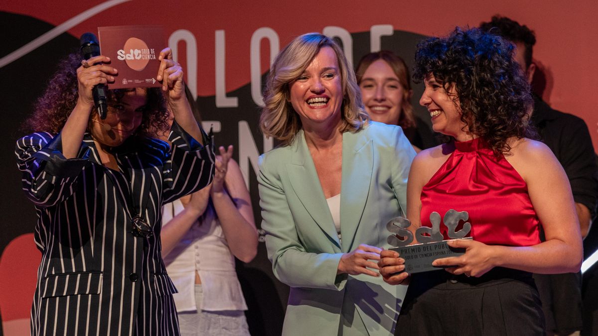Un momento de la entrega del premio a la ganadora, con la ministra Pilar Alegría.
