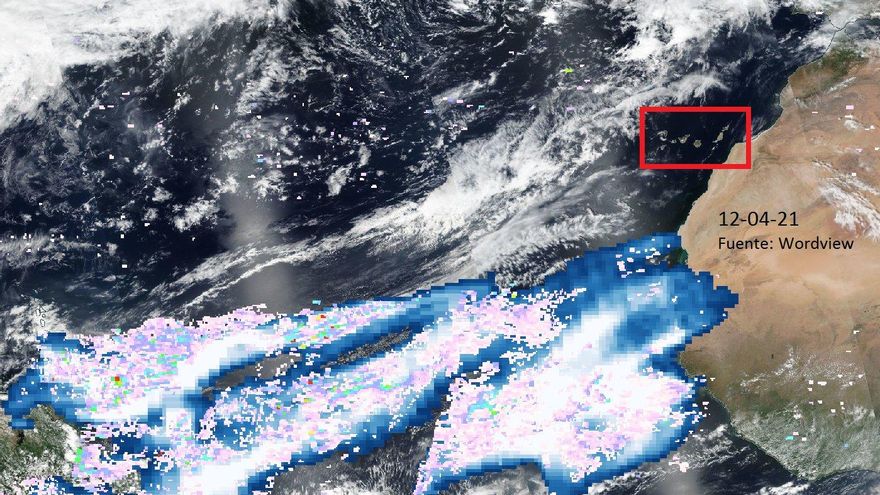 El volcán La Soufrière vuelve a entrar en erupción mientras la primera nube de cenizas se sitúa al sur de Canarias