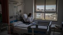 Ana, una paciente de 41 años con COVID-19 que lleva ingresada semanas en el hospital, mira la ciudad desde su habitación.