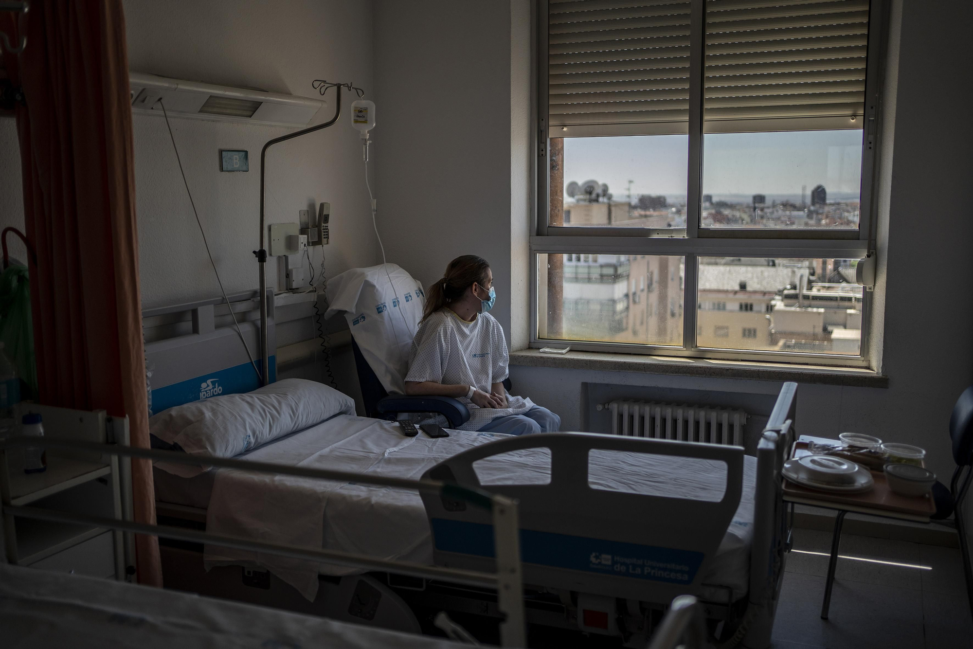 Ana, una paciente de 41 años con COVID-19 que lleva ingresada semanas en el hospital, mira la ciudad desde su habitación.