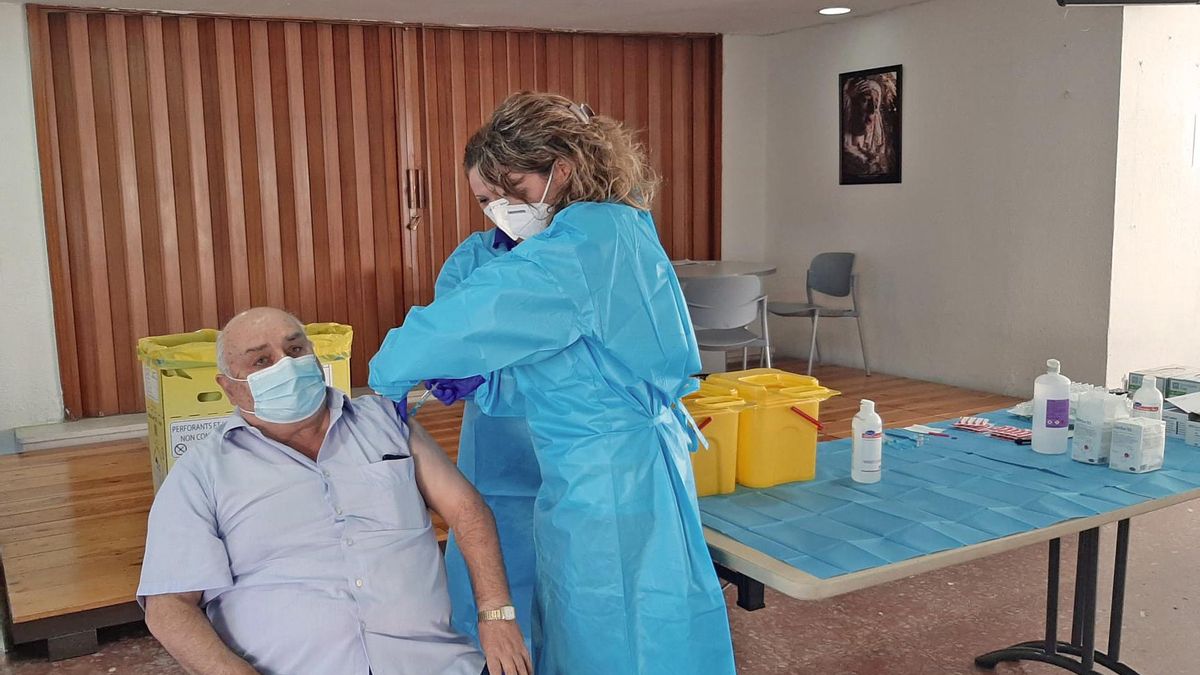 Esteban, de 68 años de edad y residente en la residencia de mayores de La Granja, en Jerez.., ha sido el primero en recibirla en la provincia de Cádiz  a 27 de diciembre 2020