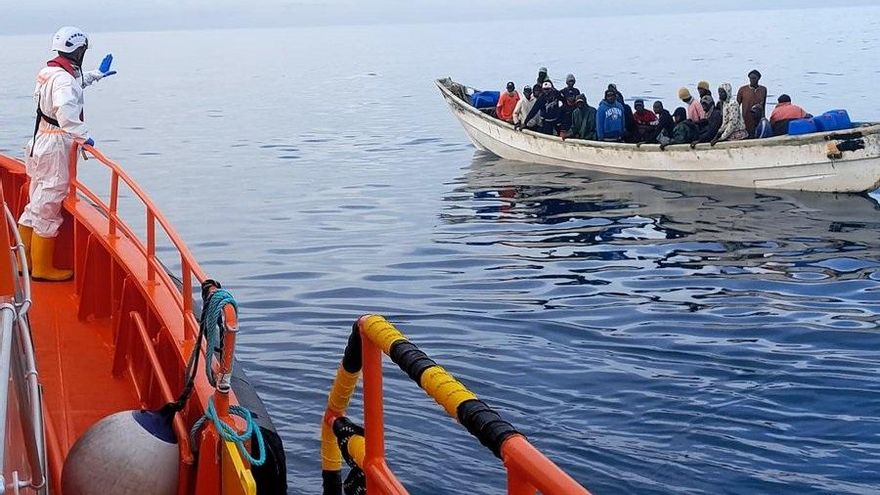 Archivo - La salvamar 'Macondo' intercepta un cayuco a unas 5 millas al sur del Faro de Maspalomas