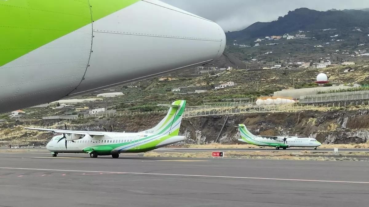 Imagen de  archivo de tras aviones de Binter en el Aeropuerto de La Palma.
