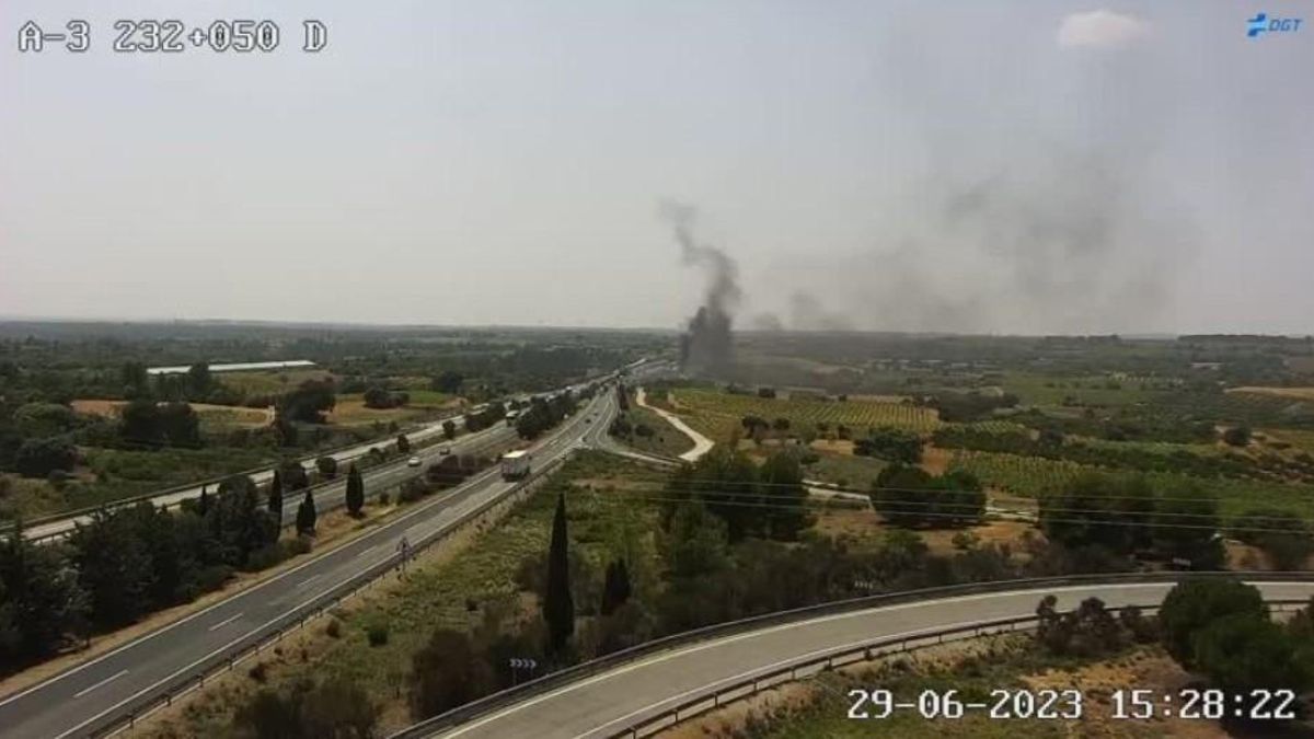 Vuelca en Graja de Iniesta (Cuenca) un camión cisterna que comienza a arder generando una gran columna de humo