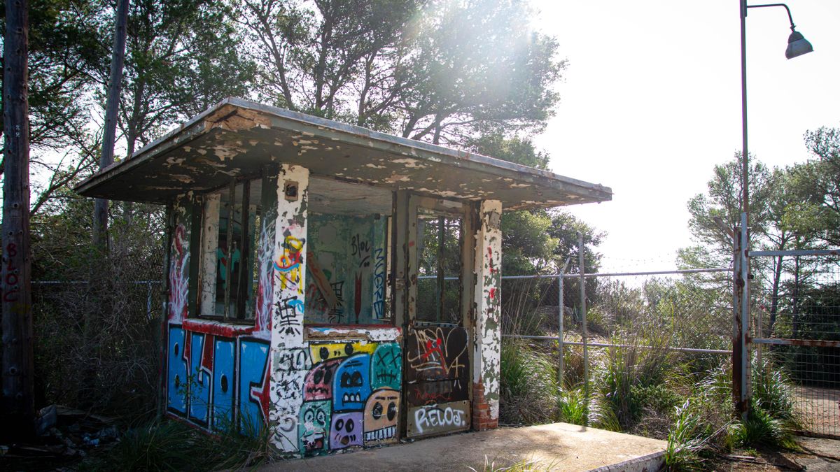 Puesto de control de ingreso a la base, actualmente en ruinas