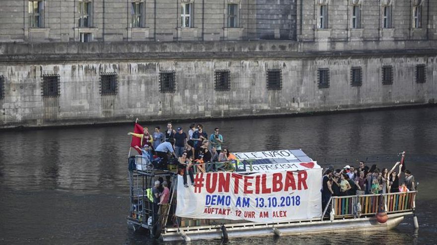 Decenas de miles de personas se manifiestan en Berlín contra el racismo