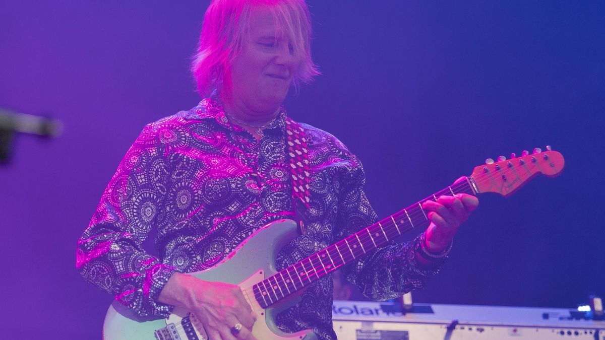 Jeffrey Kollman llevó una buena parte de los solos guitarrísticos del concierto.