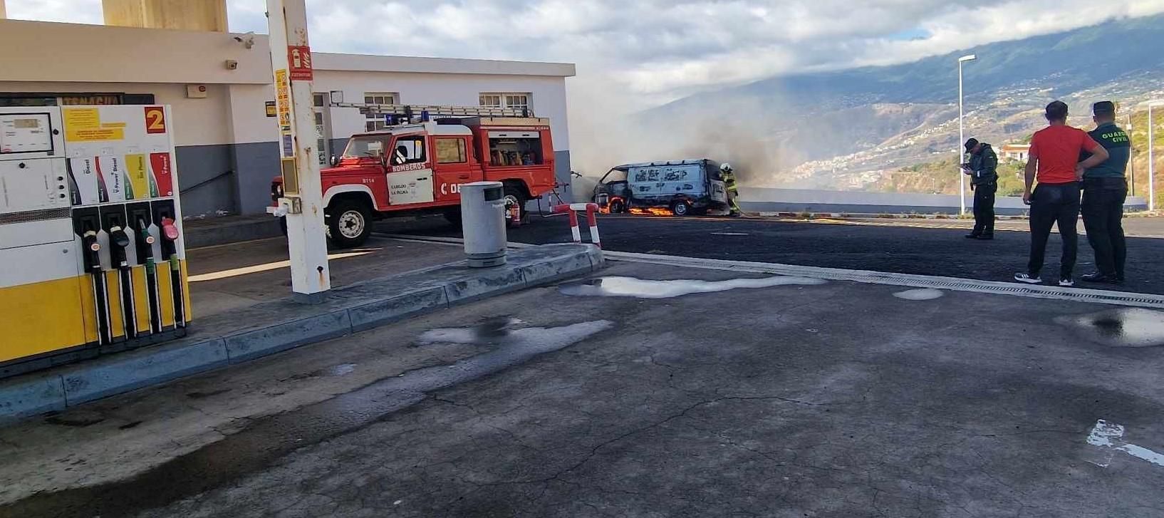 Imagen de la extinción del fuego. BOMBEROS LA PALMA