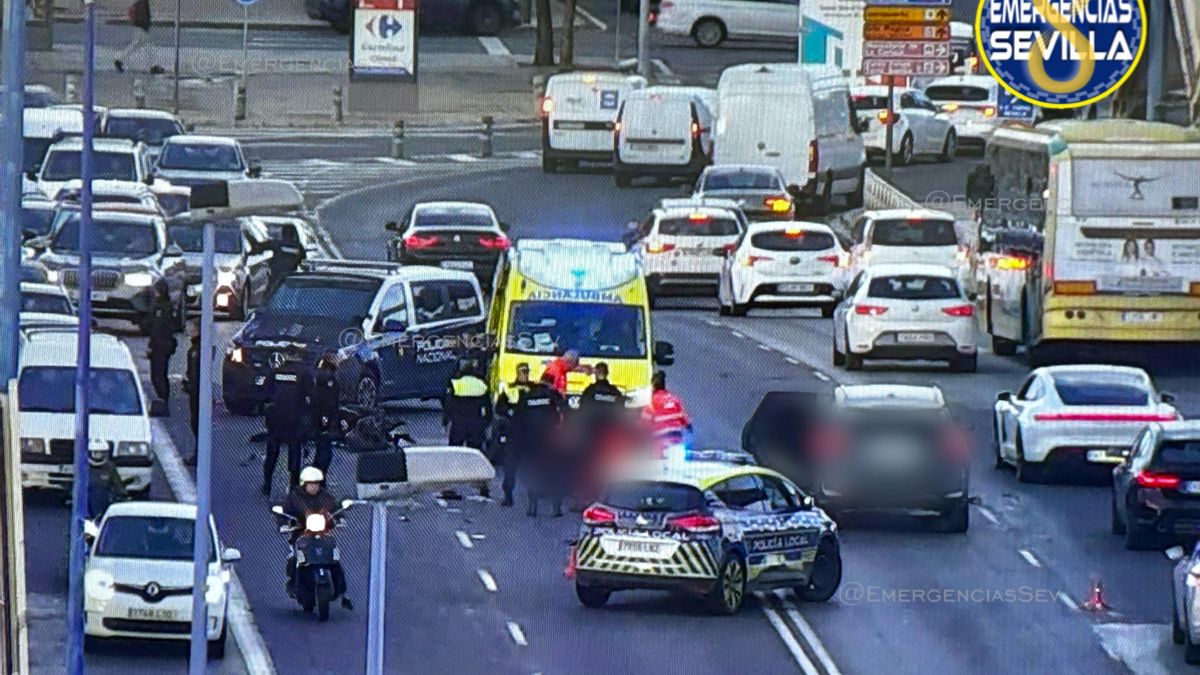 Muere un motorista en Sevilla tras colisionar con un vehículo en el Puente del Cristo de la Expiración