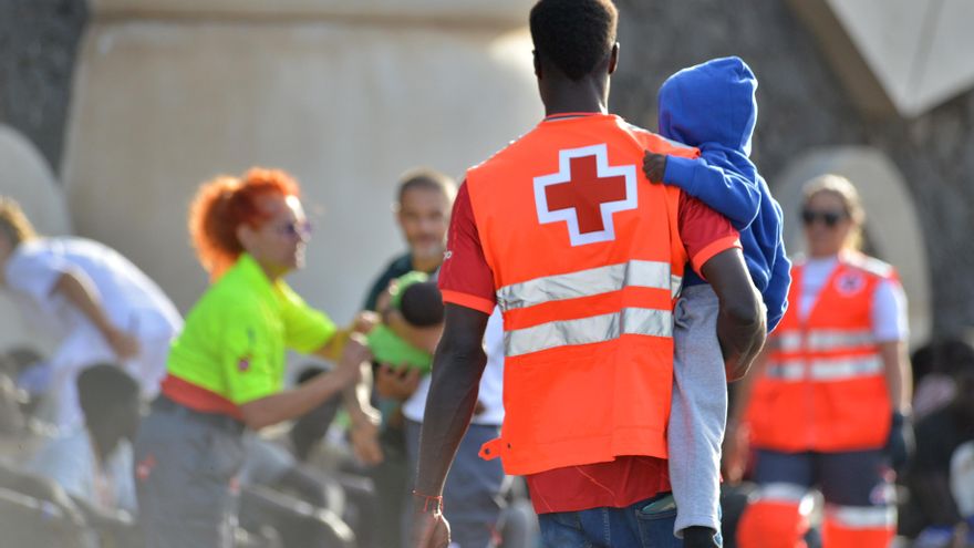 El cruce de acusaciones políticas sobre la gestión  migratoria en Canarias empaña el trabajo en primera línea