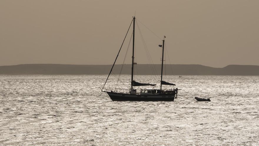 Un barco entre una densa calima en Playa Blanca (Lanzarote). EFE/Adriel Perdomo