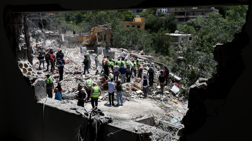 Los equipos de rescate libaneses buscan entre los escombros a las víctimas de una casa destruida un día después de que un ataque aéreo israelí impactara la aldea de Deir Qanoun al Nahr, Líbano, el 20 de mayo de 2026. Según la Unidad de Gestión de Desastres del gobierno libanés, los ataques israelíes en el sur del Líbano habían causado la muerte de 19 personas hasta el 20 de mayo de 2026. Más de 31.450 familias han sido desplazadas internamente en refugios colectivos en el Líbano desde que comenzó la escalada el 2 de marzo, mientras que los ataques israelíes en todo el Líbano han causado la muerte de más de 3.045 personas y han herido a más de 9.310 desde el inicio de las hostilidades reanudadas entre Israel y Hezbolá.