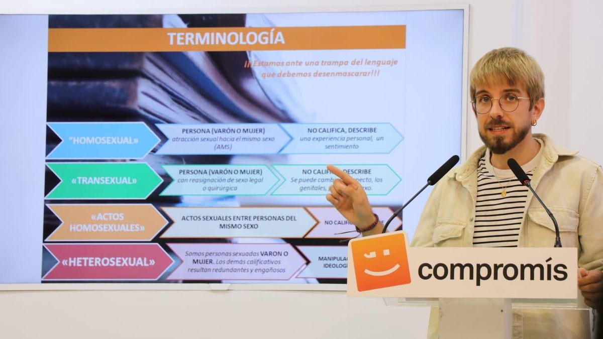 El diputado de Compromís Francesc Roig comparece en rueda de prensa.