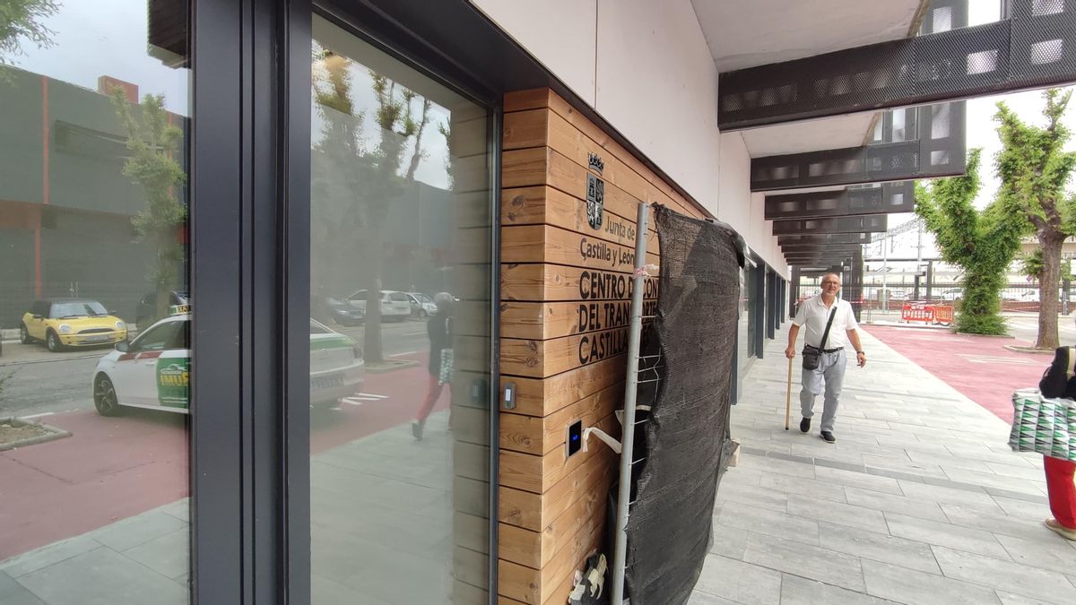 Centro de Control de Transportes autonómico en un lateral de la estación de autobuses de León.