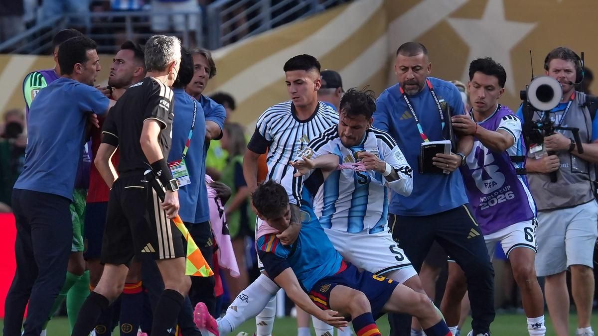 Leandro Paredes tirando a Gavi al suelo durante la celebración de España por la victoria en el Mundial.