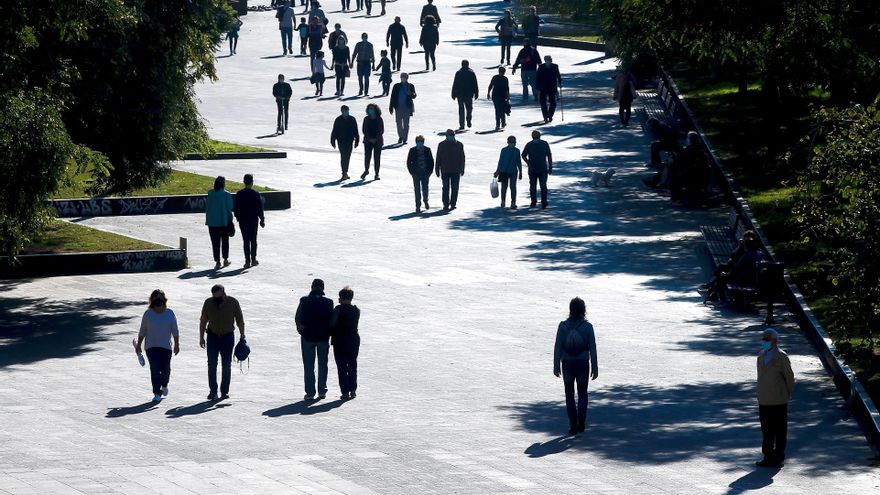Varias personas pasean por el barrio de Sants de Barcelona, hoy domingo cuando el riesgo de rebrote del coronavirus en Cataluña ha bajado de los 500 puntos por primera vez desde mediados de octubre, cuando se iniciaron las restricciones, mientras la velocidad de transmisión (Rt) ha caído tres centésimas, hasta el 0,80, aunque siguen subiendo los ingresados en hospitales. EFE/ Quique García