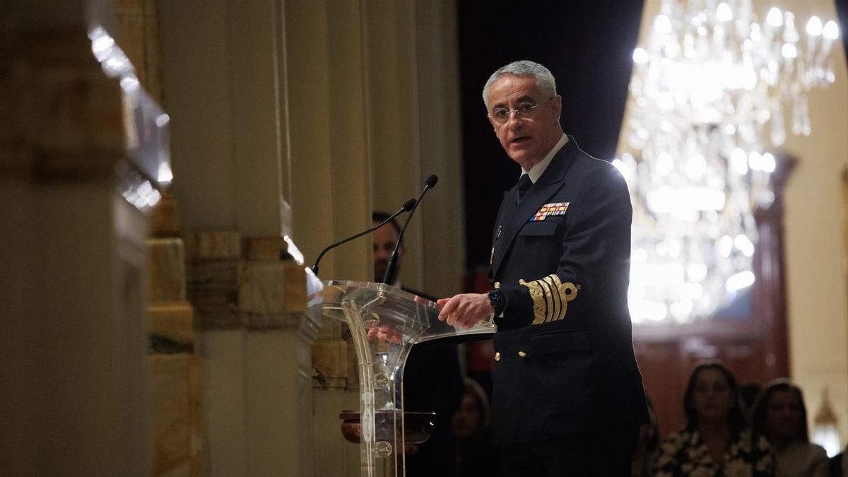 El jefe de la Armada contesta a Vox: "No estamos para apartar a los cayucos, sino para ayudarles"
