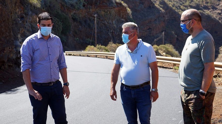 Borja Perdomo, consejero de Infraestructuras  del Cabildo de La Palma  (i); José Ángel Sánchez  (c), concejal de Obras Publicas de Garafía, y Yeray Rodríguez, alcalde de la Villa norteña.