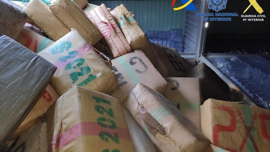 Fardos de droga hallados en el barco