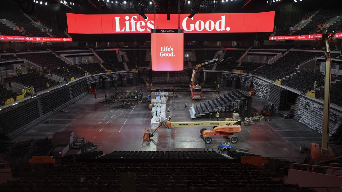 Aspecto del interior del Roig Arena, con las nuevas soluciones tecnológicas que se han instalado en el recinto, con 1.700 metros cuadrados de pantallas LED, que incluyen un videomarcador de 250 metros cuadrados y una pantalla de 76 metros de largo, presentadas este jueves en València.