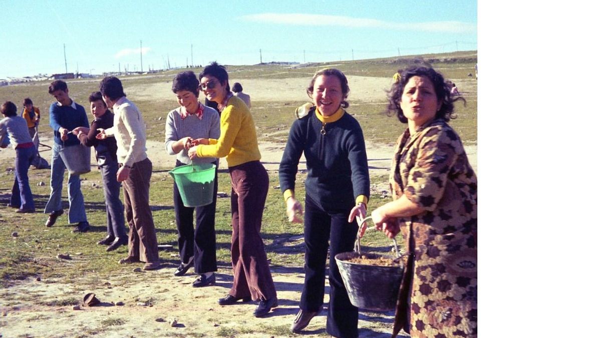 Vecinos trabajando en la colonia Sandi (1973)