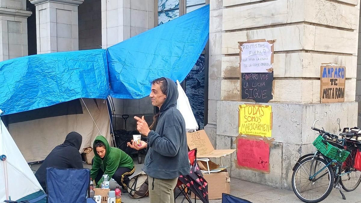 La Policía local de Santander amenaza con multas a los acampados en la Plaza Porticada