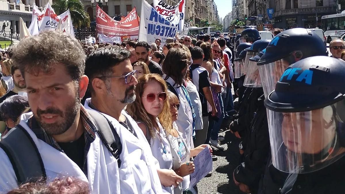 Docentes durante una marcha al Congreso en reclamo de mejoras salariales.
