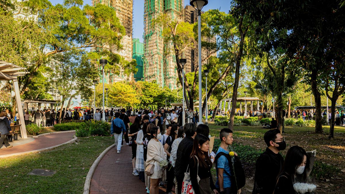 Pessoas depositam coroas de flores em memória das vítimas do incêndio no Tribunal de Wang Fuk, no distrito de Tai Po, em Hong Kong.