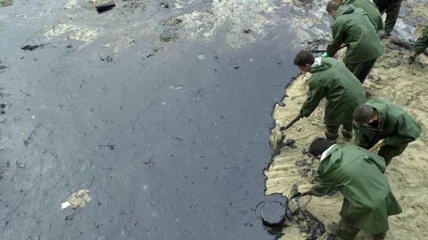 El litigio judicial por las indemnizaciones de la catástrofe del 'Prestige' sigue sin resolverse 20 años después