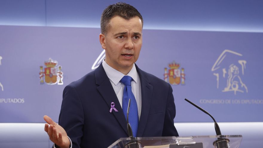 El portavoz socialista en el Congreso, Héctor Gómez, durante una rueda, este martes en la Cámara Baja. EFE/ Juan Carlos Hidalgo