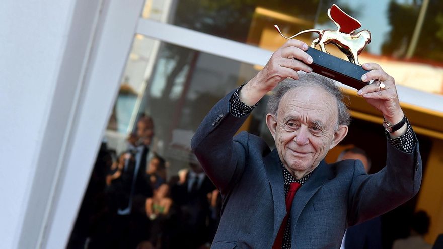 El director Frederick Wiseman posa con su León de Oro