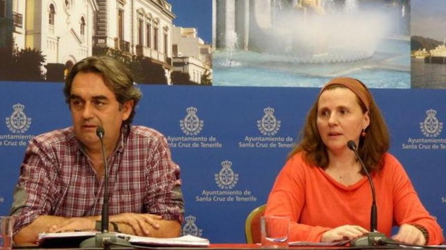 Asunción Frías, junto a su compañero y concejal de Santa Cruz Pedro Fernández Arcila, en una imagen de archivo