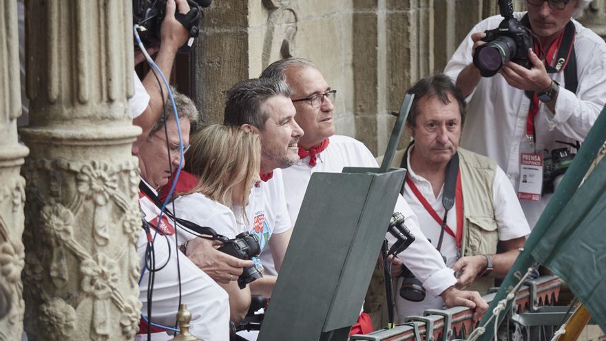 El exfutbolista Juan Carlos Unzué y el alcalde de Pamplona, Enrique Maya, durante el chupinazo de 2022.