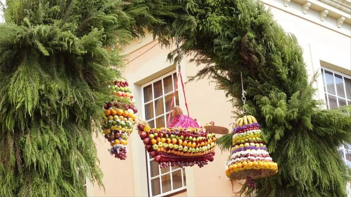 Imagen de archivo de los ramos de fruta en honor a San Pedro.