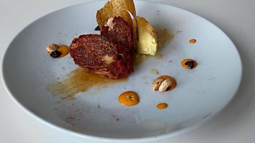 'El Bierzo en texturas' es el el plato, con el botillo como protagonista, elaborado por el cocinero Alejandro García.