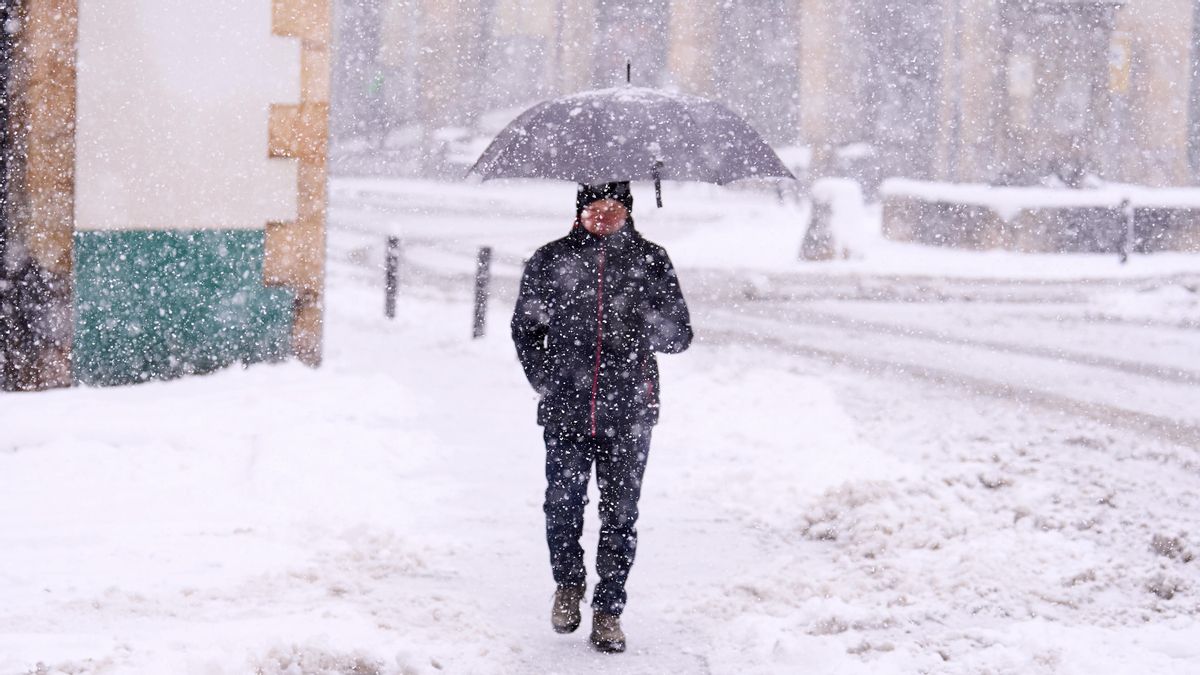 Cantabria está en alerta por nieve y el litoral por oleaje en el día de Reyes