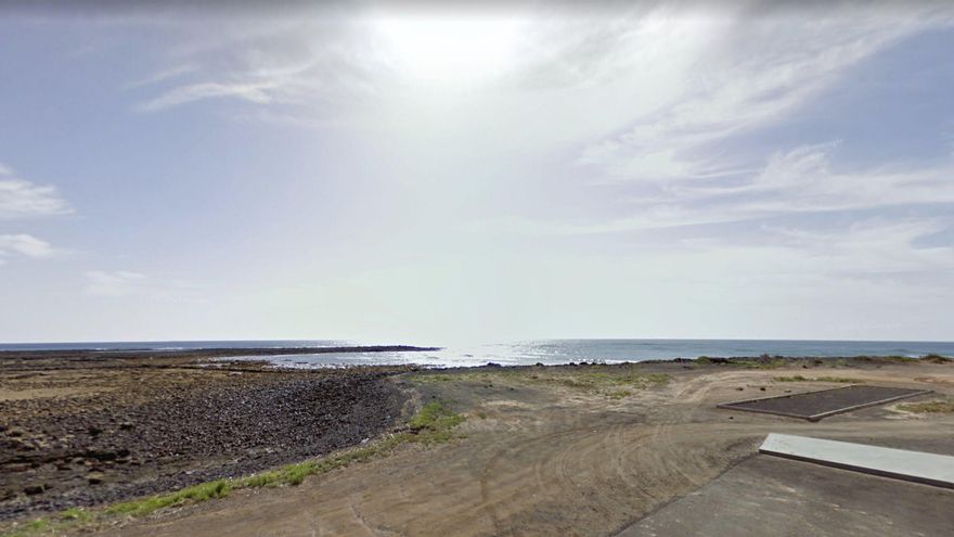 Buceadores profesionales retiran basura acumulada en el fondo marino frente a la costa de Fuerteventura