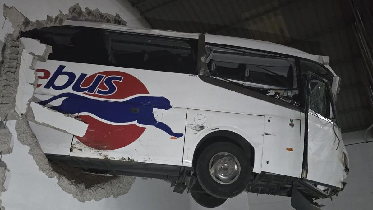 Un aparatoso accidente en Lanzarote acaba con una guagua empotrada en una nave industrial