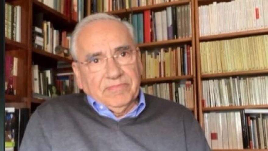 Archivo - El exvicepresidente del Gobierno y el diputado nacional del PSOE por Sevilla, Alfonso Guerra.