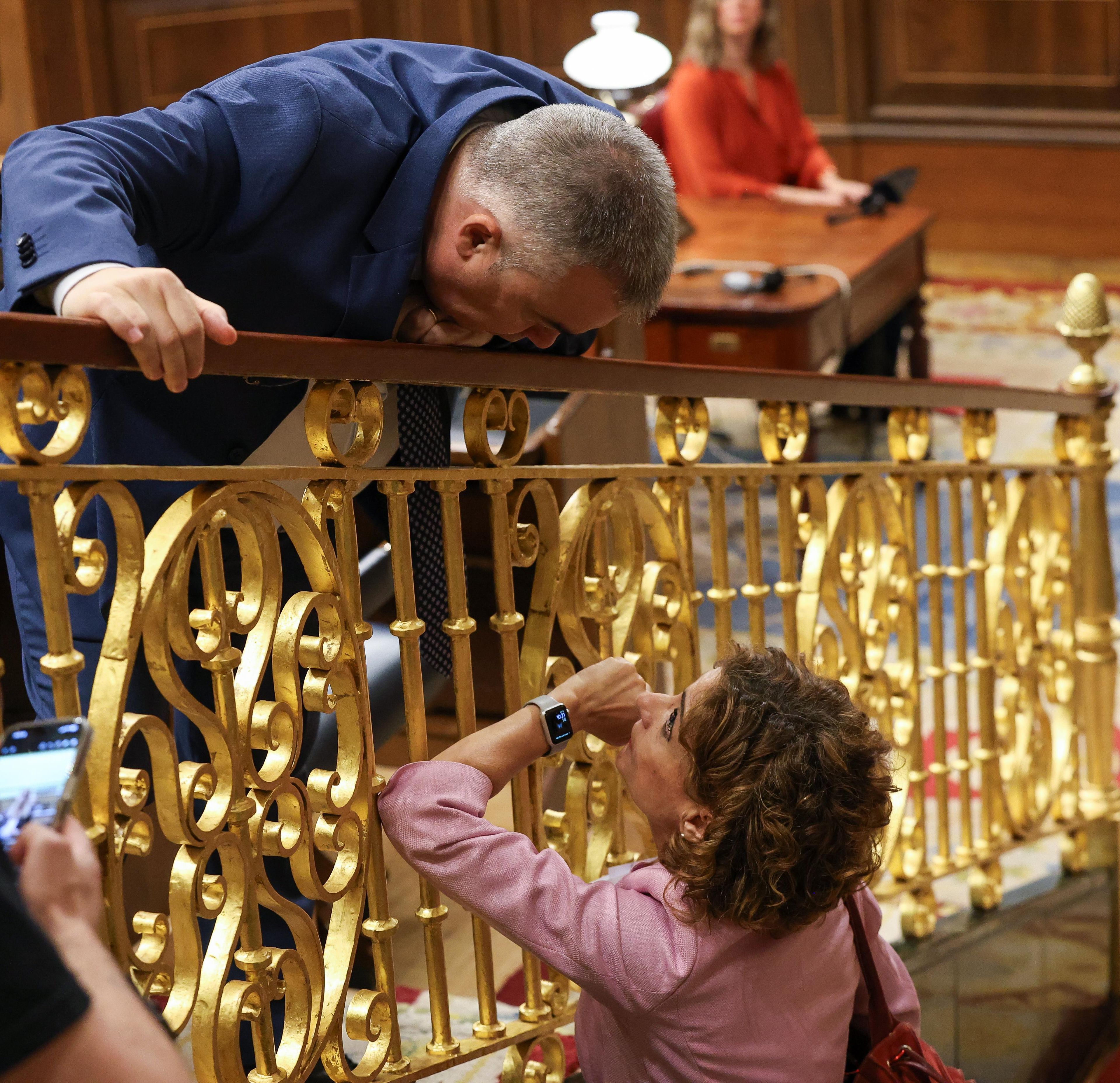 Santos Cerdán conversa con María Jesús Montero en el Congreso de los Diputados.
