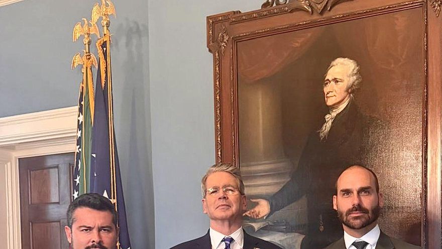 Hijo de Bolsonaro se reúne con secretario de EEUU que le canceló cita a ministro brasileño